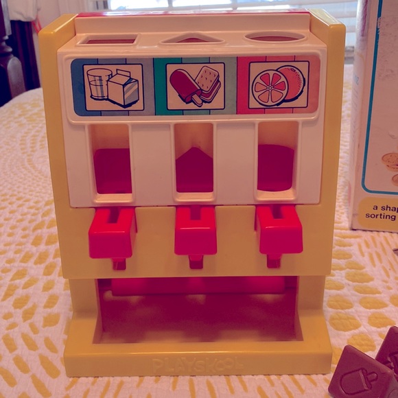 Vintage Playskool Vending Machine “a shape sorting toy” - Picture 3 of 10